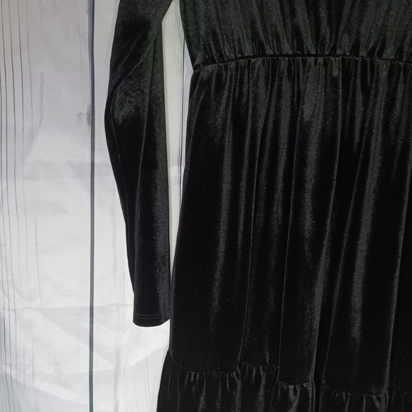 Lilypad velour v-neck long-sleeved dress - Picture 10 of 11